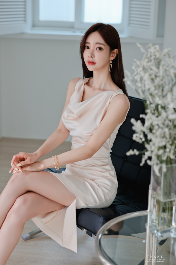 美图美景欣赏|热门时尚女装搭配，2021首发孙允珠高清时尚，爱丁堡缀花夏桂奶茶真丝衣裙