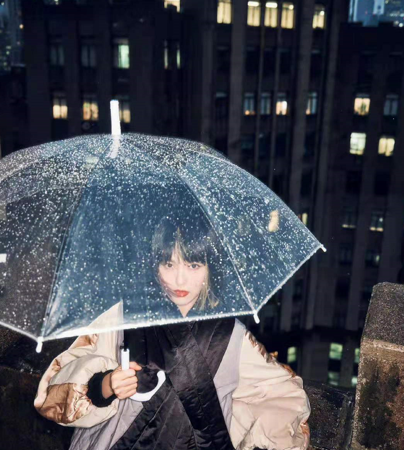 钩花 唐嫣新大片太摩登！换齐刘海短发穿休闲装变酷girl，状态哪像快40岁