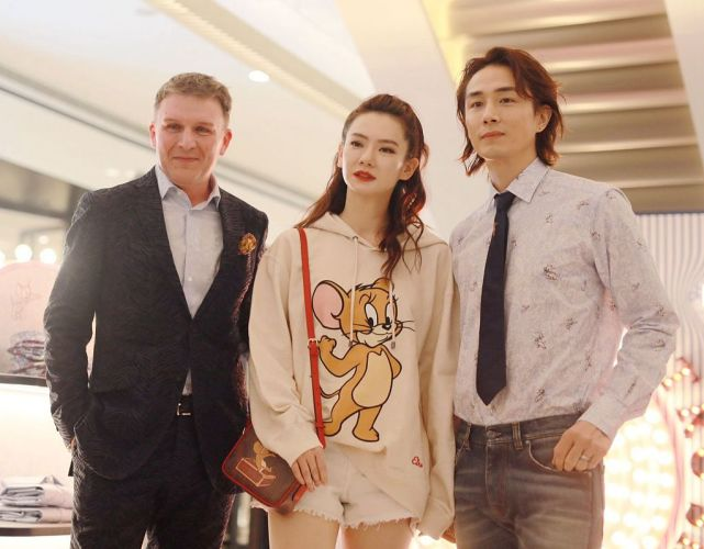 BiuFashion|戚薇李承铉结婚快7年，恩爱程度依旧不减，穿着打扮俏皮有爱