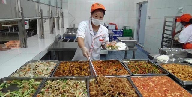 星叨叨 学生饭菜吃不好的背后，是131万的贪腐，对湖北这所学校太失望了