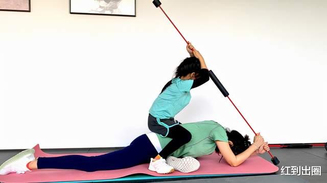 章子怡|章子怡训练女儿做瑜伽，靠墙劈开横叉一字腿，5岁醒醒身段柔软