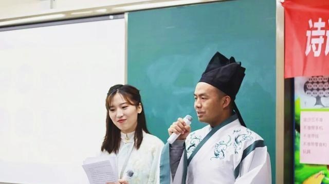 童书小窝|这位外卖小哥曾战胜北大才子,摘取“诗词大会”冠军,现在怎样了