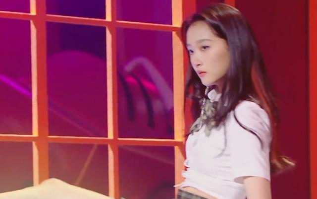 关晓彤|关晓彤遭遇舞台事故，短裙当场掀起，下一秒举动暴露真实临场水平