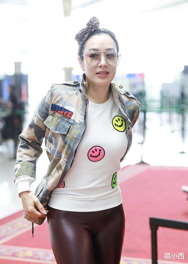 钟丽缇 钟丽缇瘦身成功换了编发造型，穿挂脖露背连衣裙，像换了一副身材