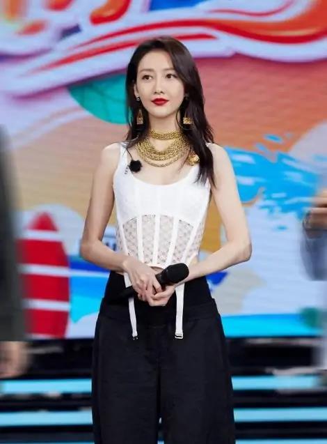 胖达美妆所|王鸥节目里挺敢穿，露脐装玩透视风，为吸睛还调两根“内衣带”