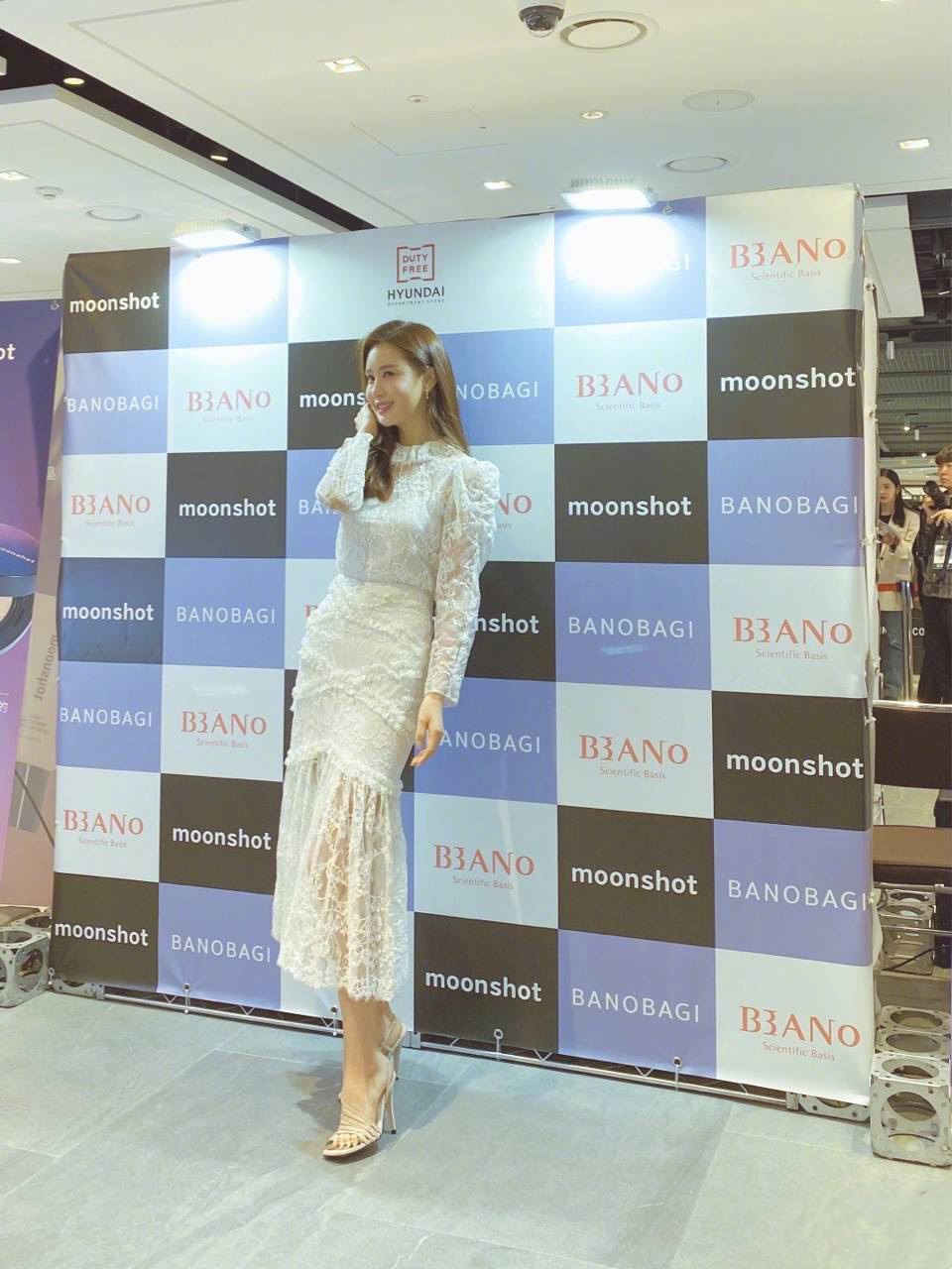 哚乐Like时尚|李多海颜值回春，蕾丝鱼尾裙惊艳亮相，身材慕了