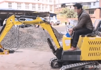 江湖大杂烩 四川一男子网购挖掘机,到手后傻眼了:要不换好的,要不退货