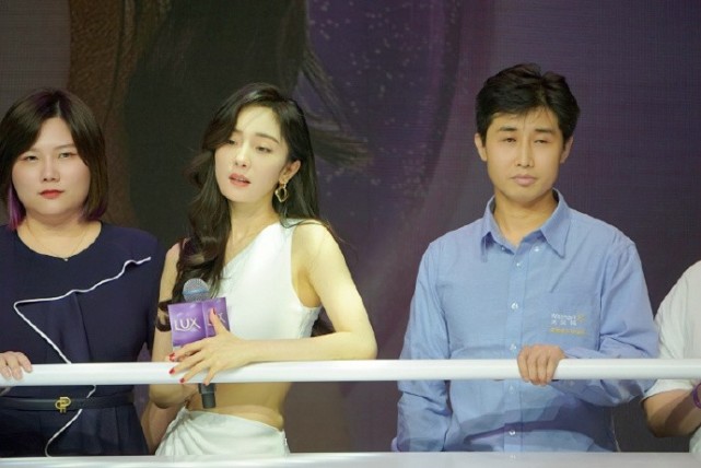 杨幂|杨幂活动生图曝光，白裙露腰扶栏浅笑女人味十足，自曝今年有演唱会