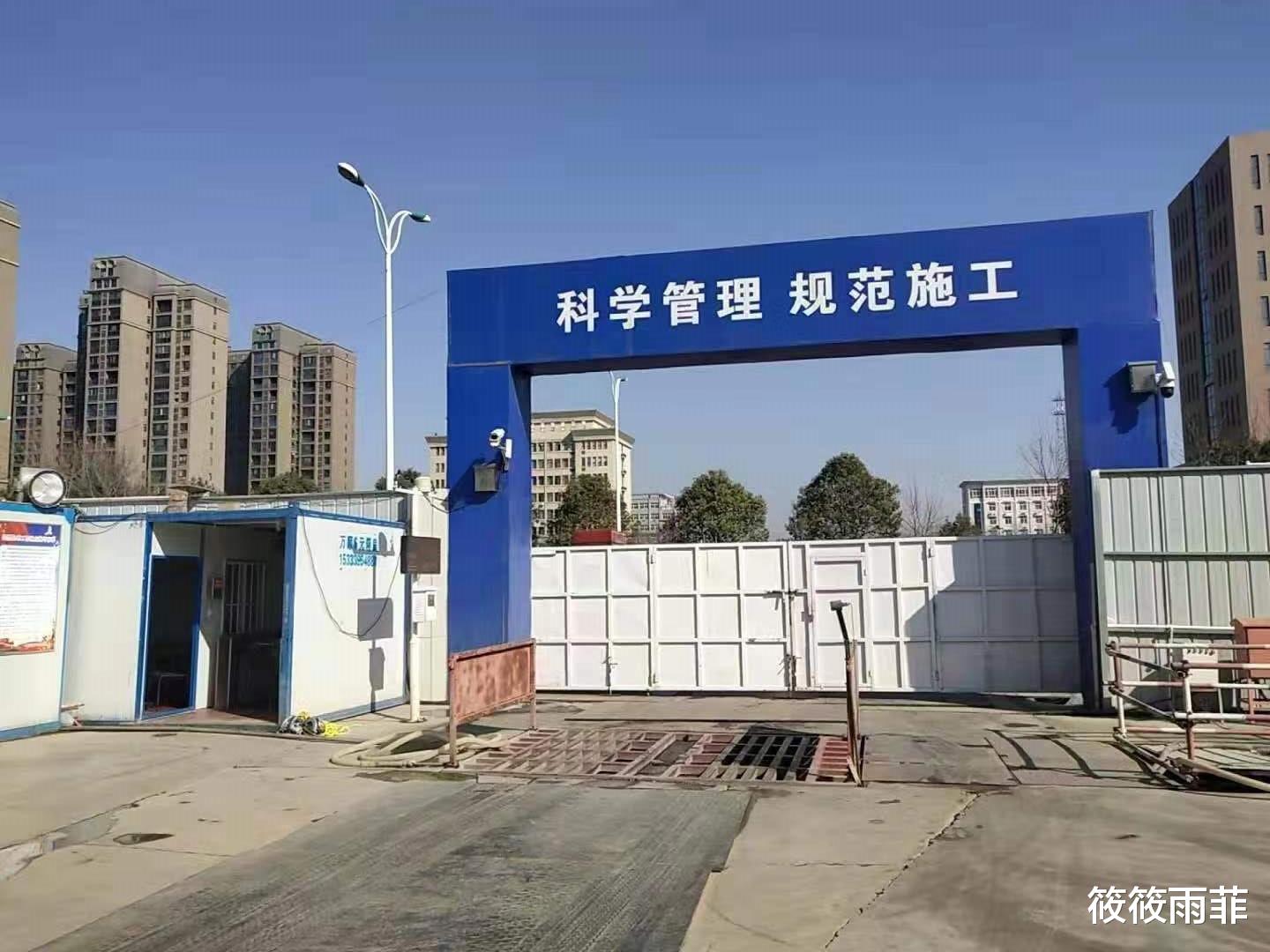 河北 为什么几乎每个建筑工地门口都放几块钢板？内行人：作用大着呢