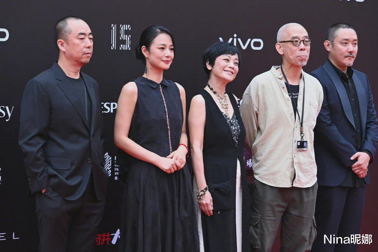 Nina昵娜|周韵罕见撇下姜文走红毯，穿小黑裙天然头额骨美翻，姜文眼光真毒