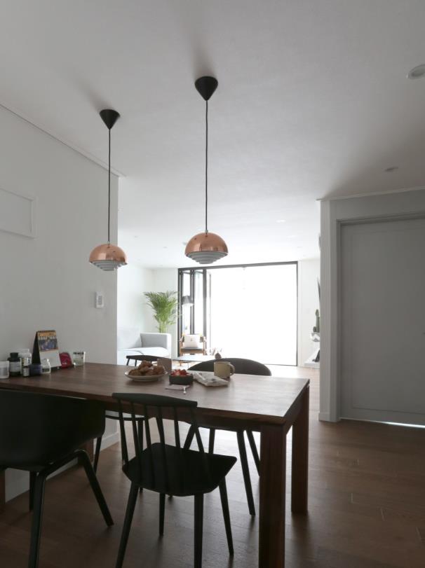 165㎡一家三口同住，不打通客厅阳台，折叠玻璃门做隔断，太巴适了