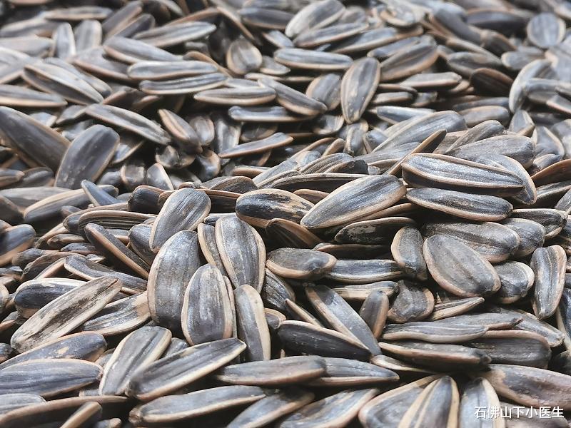 石佛山下小医生|高尿酸血症的患者，能不能吃瓜子？
