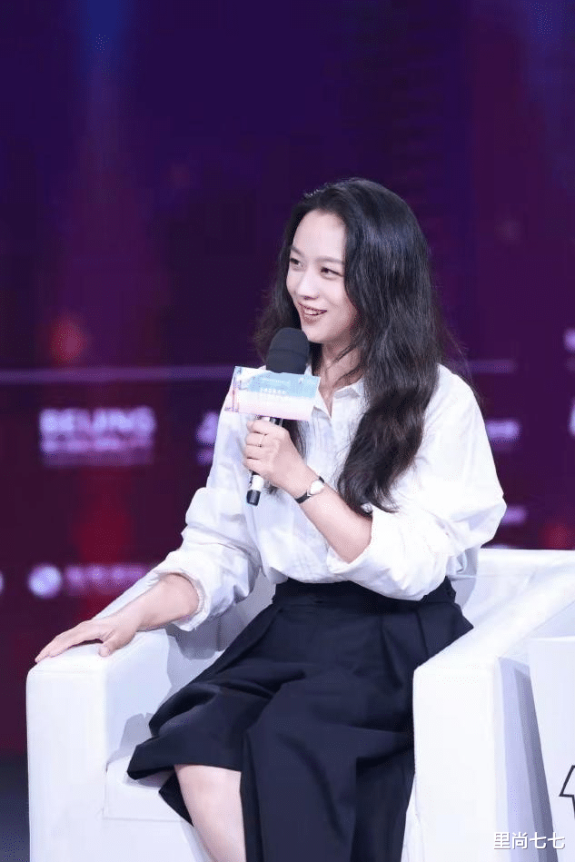 短发 汤唯回国后生活照曝光，5岁女儿拉姥爷散步，剪短发变酷girl超飒