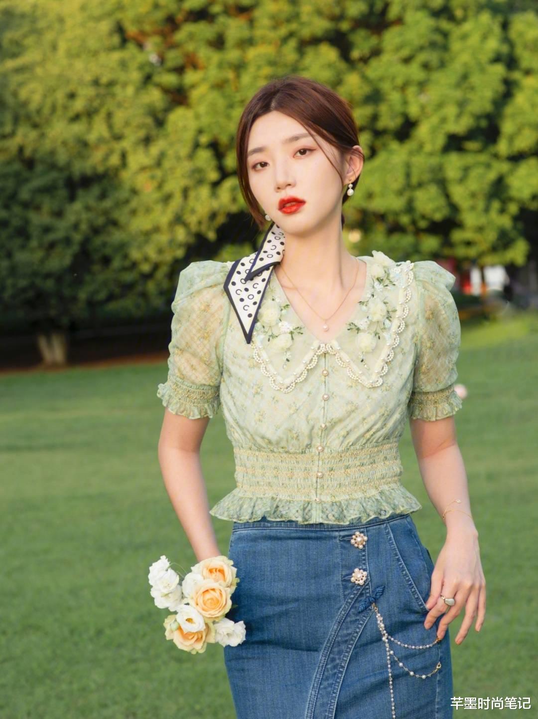 求职|博主胡佳卉走森女部落风，珍珠牛仔开叉裙搭刺绣娃娃衫，甜爆了