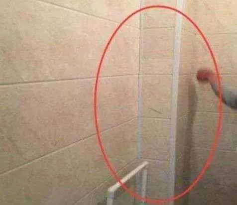 工人用这种“玩意儿”包水管，太实用了，住几十年没噪音问题