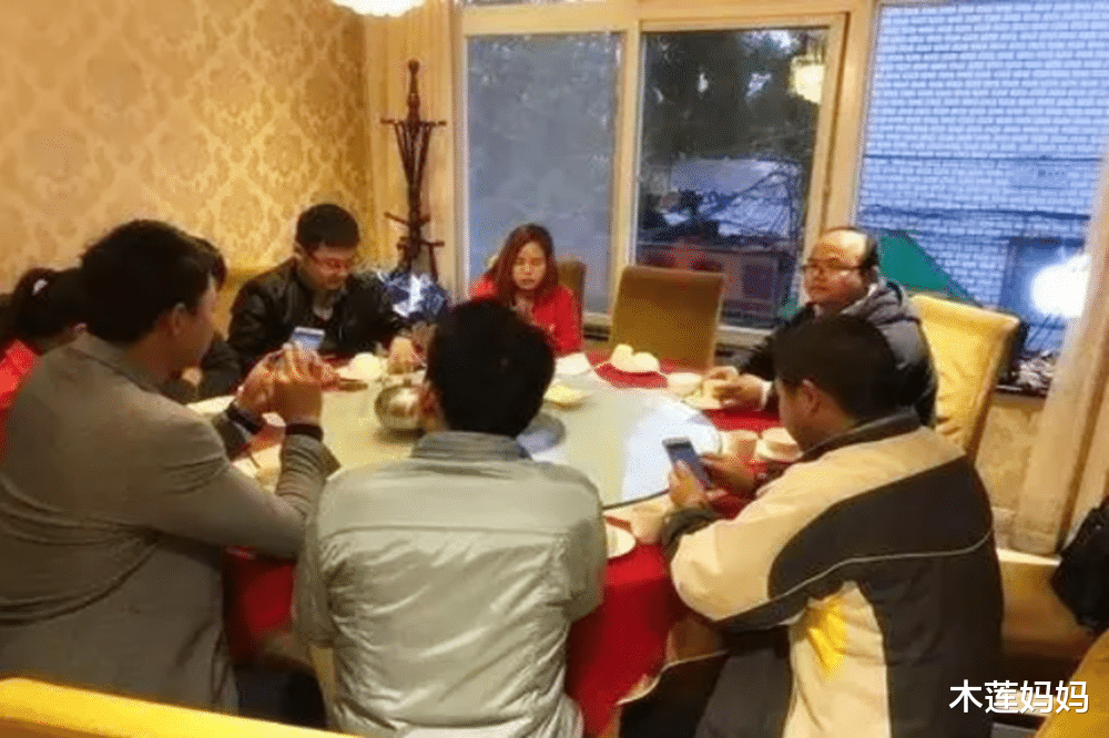 木莲妈妈|老人和孩子相聚，场面略显无奈：4人玩手机2人看电视1人吃东西