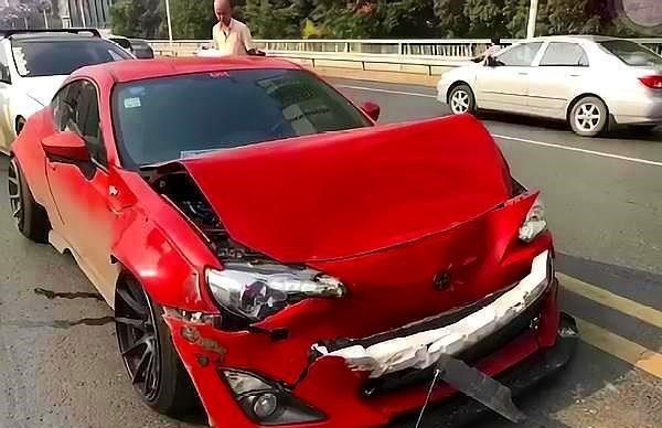 奇瑞 又是奇瑞!一辆奇瑞被丰田86追尾,看到事故后紧张了