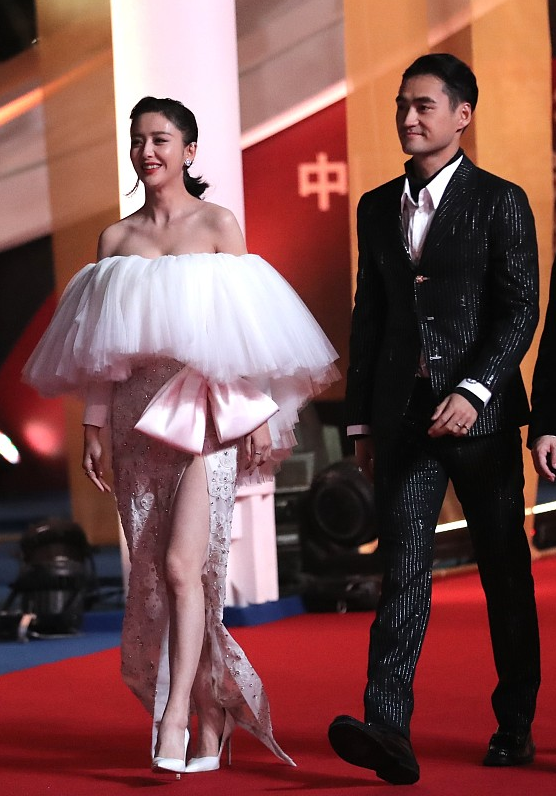 佟丽娅|佟丽娅真挺\敢穿\的，穿长裙叉都开到大腿了，不过不低俗还有韵味