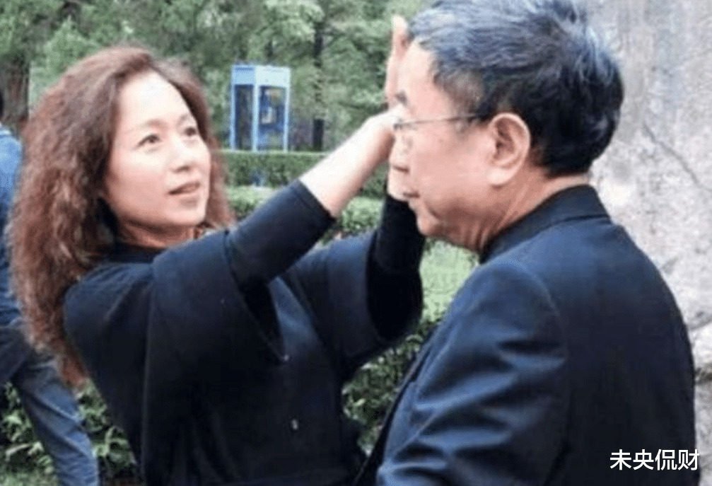 余秋雨|余秋雨：靠发妻寄打工费度日，成名后却抛弃她，娶“唐僧母亲”