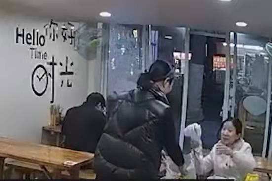合肥:女子吃饭被老板娘盯着看心里发毛,竟被认出一年前丢过衣服