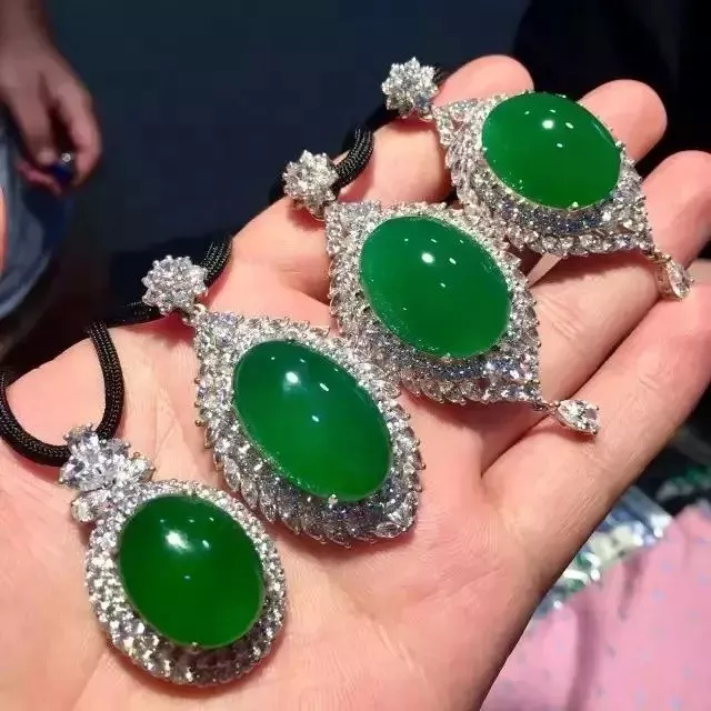 翡翠|买翡翠不能只看色，种水色兼具才是值得珍藏的高档翡翠