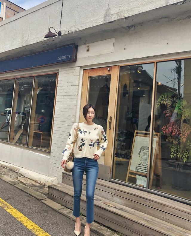 壹品穿搭|女神孙允珠高清时尚搭配:秋冬针织秋叶图案修身白色圆领毛衣