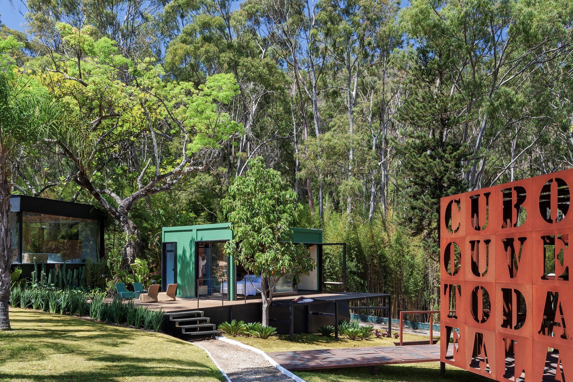 2 个集装箱拼成一个色彩缤纷的单身公寓