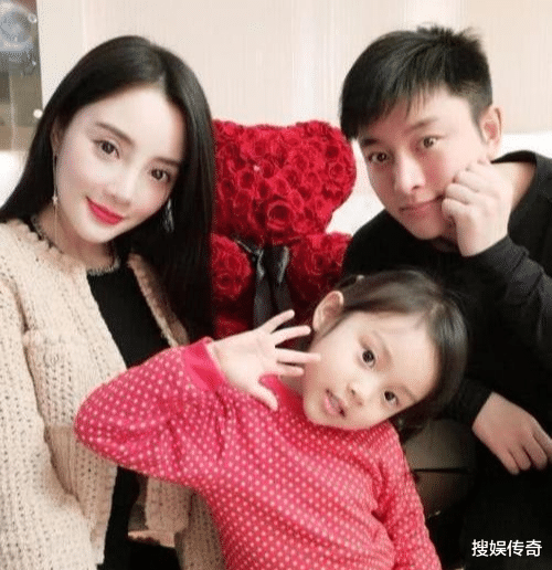 李小璐|贾乃亮李小璐跟杜江夫妇同去三亚，四人晒出同款视频，疑似两人复合了