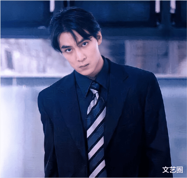 吴彦祖|吴彦祖用餐被偶遇，戴半黑框眼镜发际线后移严重，本人却被赞比照片更帅