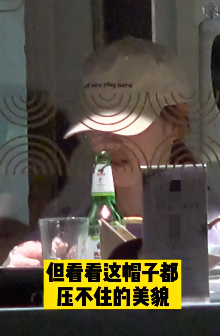 章泽天|27岁章泽天清纯现身，喝啤酒吃小龙虾状态好，打扮似当年奶茶妹妹