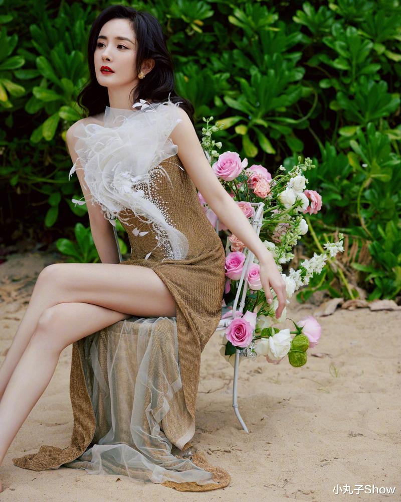 杨丞琳|越来越有韵味！35岁杨幂开叉裙秀美腿，赤脚丫站在沙滩上有点撩人