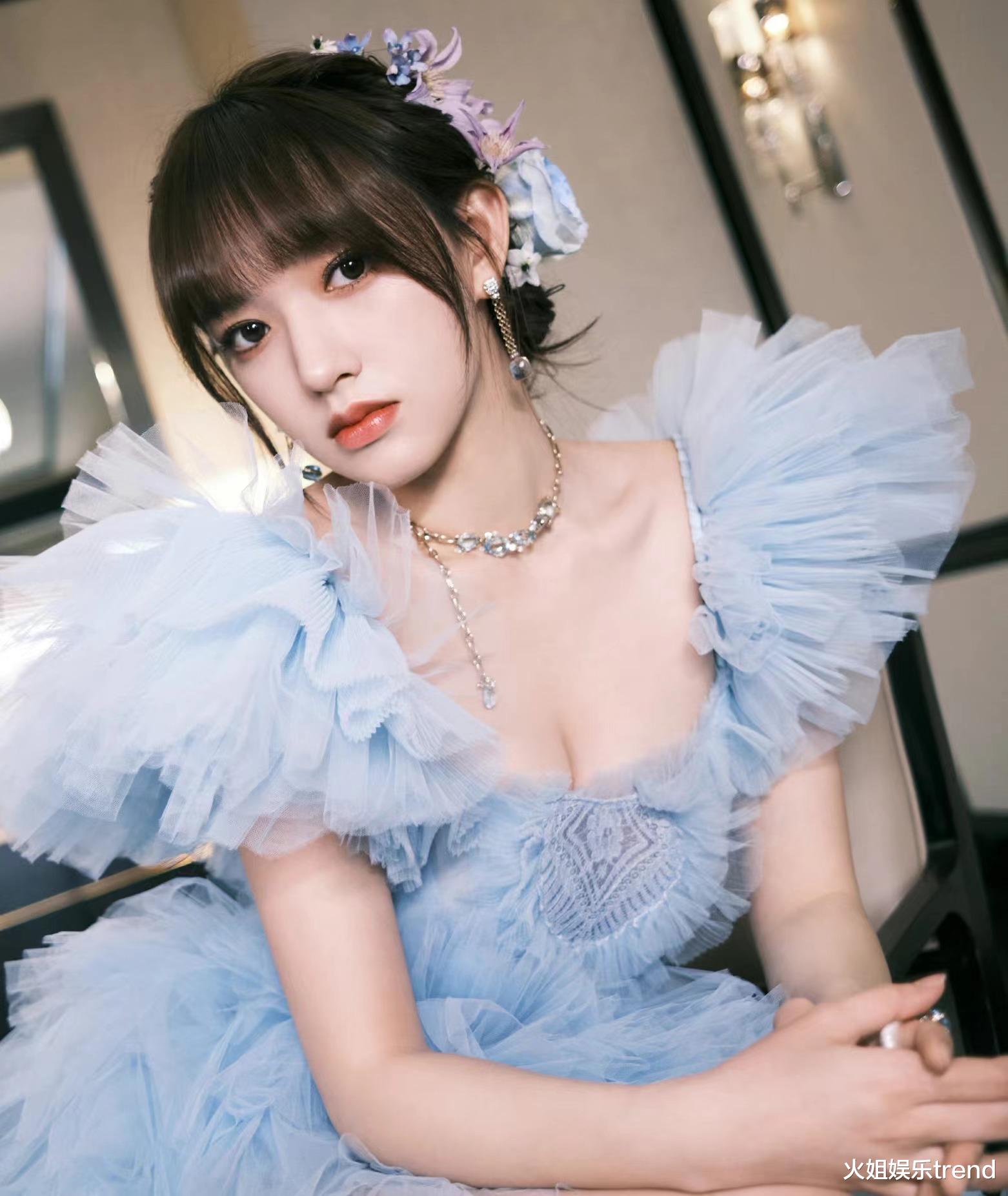 鸡胸肉 程潇颜值回归，湖蓝色深v礼服吸睛，新代言彩妆造型甜酷