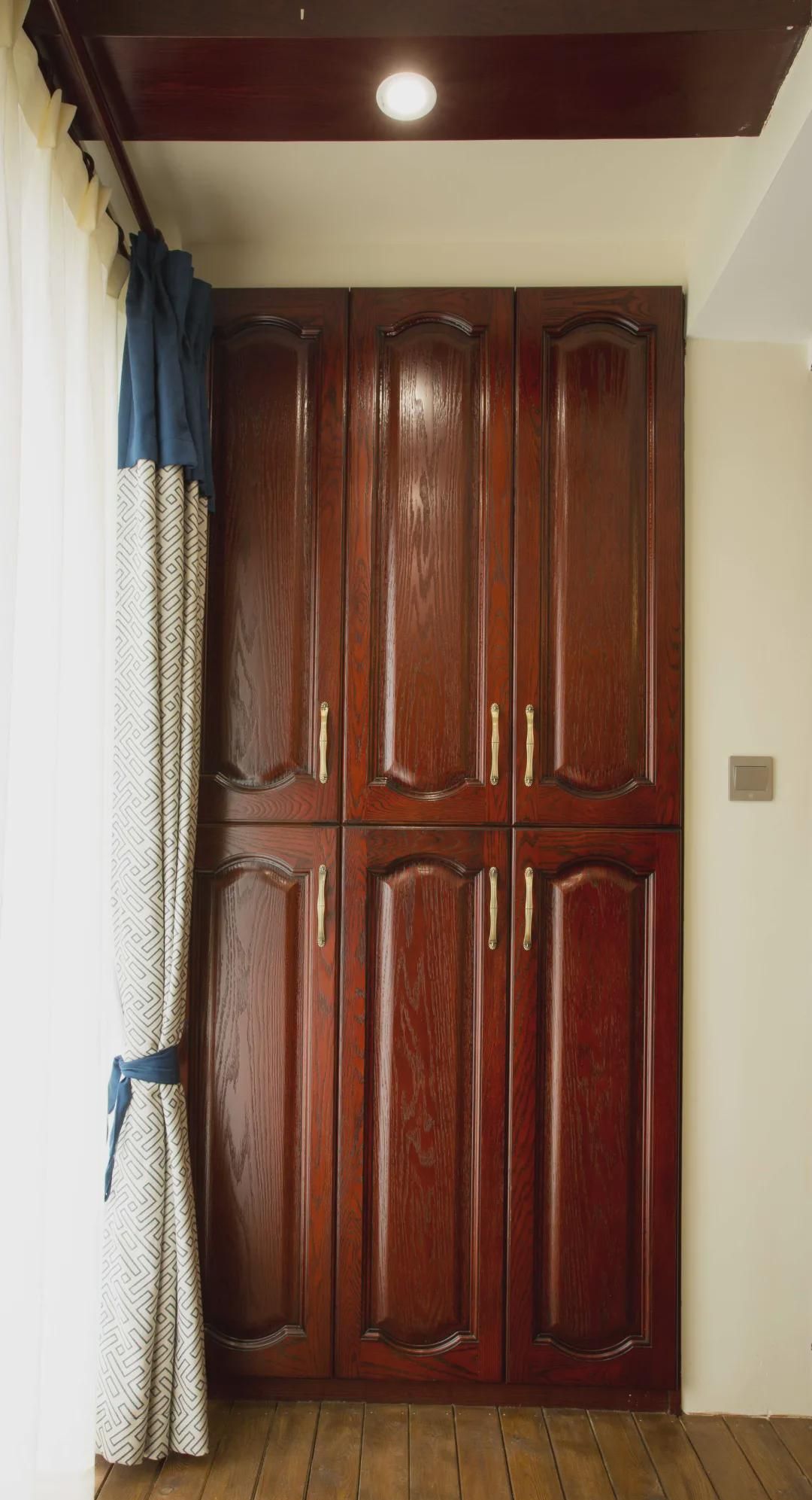 |晒晒120㎡新家,阳台的设计朋友都说好,简单一改就多几排柜子用