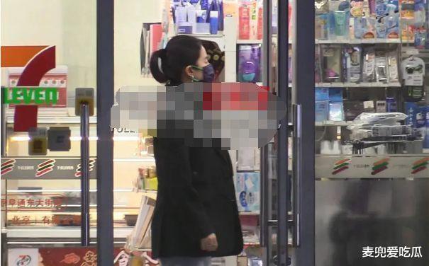 长津湖|刘亦菲与助理逛街被拍？近照被指发福，着装随意接地气