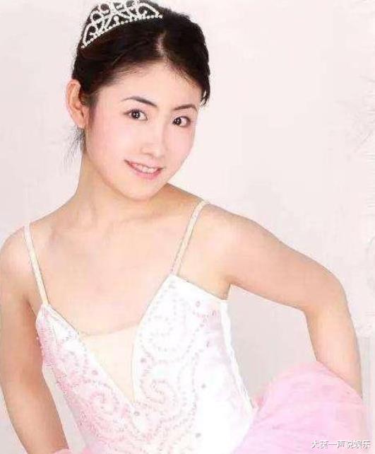 赵本山|她因长相清纯18岁被赵本山力捧，拒绝陪酒遭封杀，今成乡村教师！