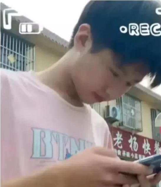 郭麒麟|孙卓初中时期旧照流出，意外撞脸“郭麒麟”，网友：女儿介绍给你