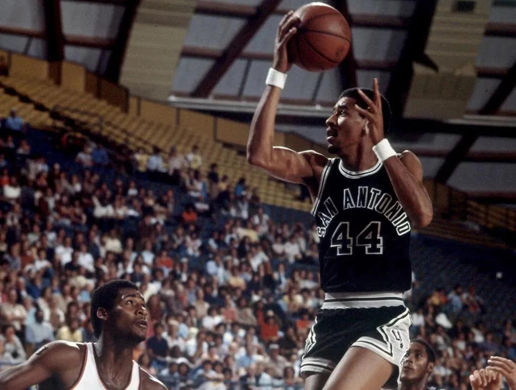 張伯倫|美媒列出了聯(lián)盟歷史上50個(gè)單月場(chǎng)均得分最高的完整列表，現(xiàn)役三人