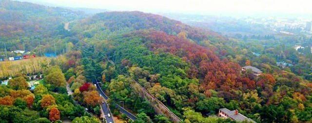 超嗨旅游玩法 山湖之间的神隐之路,被称为“南京最恐怖的路”,这里怪像频出