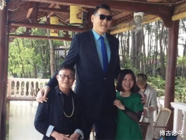 张欢|亚洲巨人张欢身高2.38米，与女星、网红传绯闻，35岁发愁没有女友