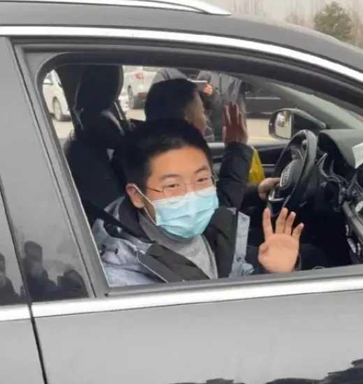 婚纱照|被“退货”的孙卓二姐晒婚纱照：高颜值媲美网红，为前任贴心打码