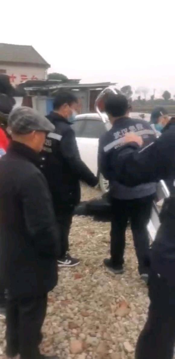 |钓鱼不蹭窝蹭窝是非多，被打得叫救护车，钓友：新致富经