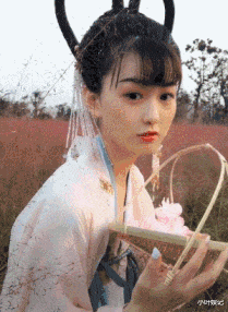 小叶娱记 “看着妹妹的鞋我陷入了沉思，这袜子是怎么做到的？”