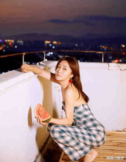 章子怡|秦岚天台氛围感大片曝光，一身连体装慵懒随性，这是42岁的人？