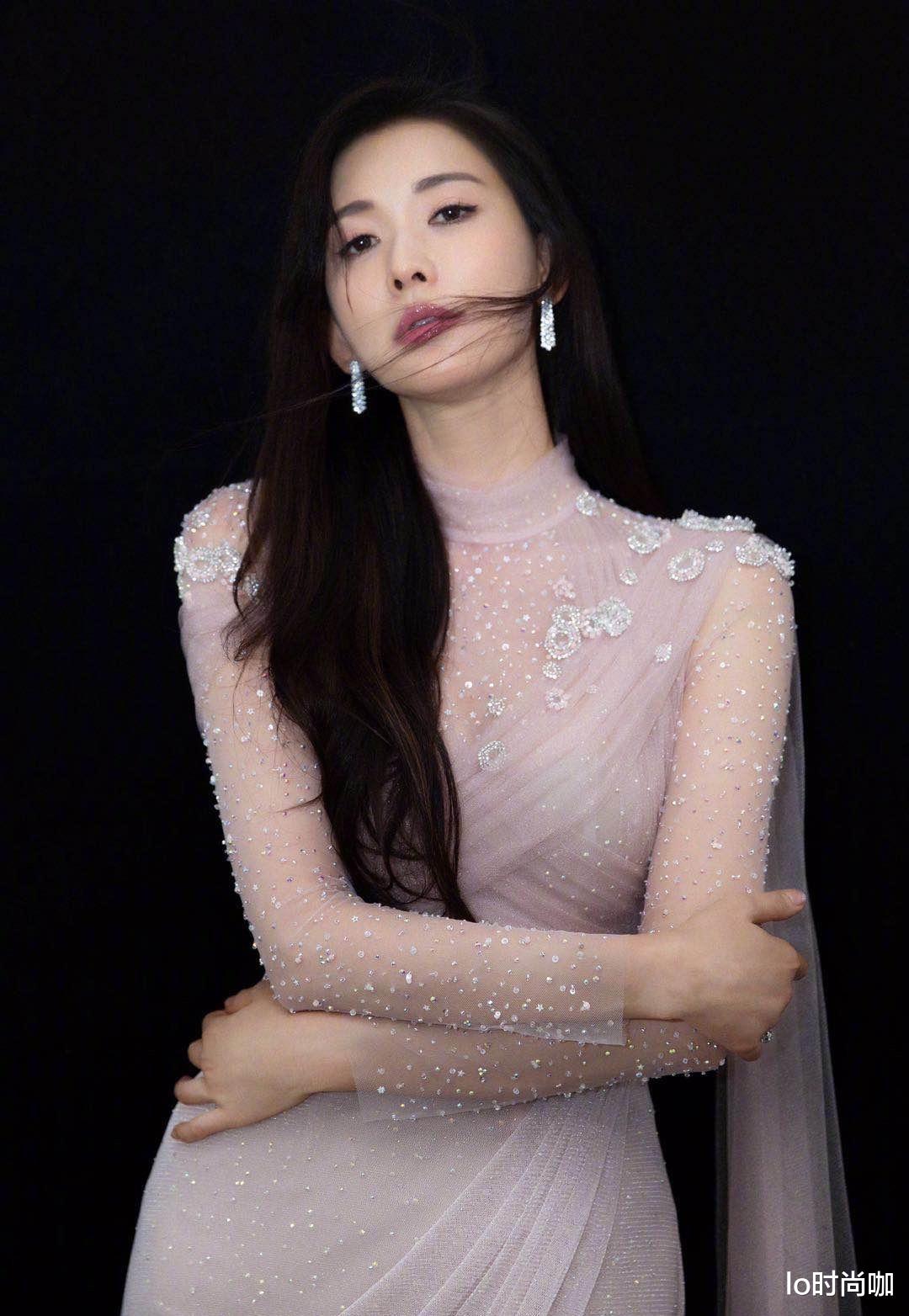 粉色|林志玲的造型师出来挨打，这件粉裙完全看不到腰，全靠气质支撑