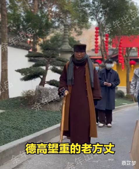 杭州一寺庙内,女子摸老和尚佛珠,老和尚直接松手离开