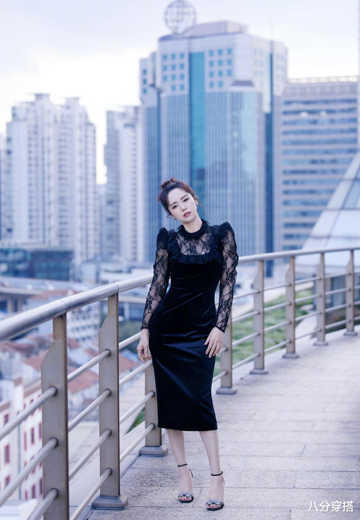 八分穿搭 董璇穿黑色修身连衣裙,蕾丝与丝绒交叠优雅精致,盘发造型更高贵