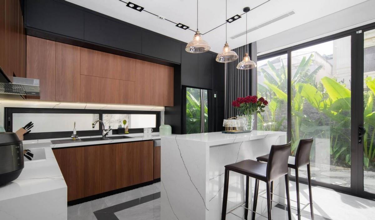 挑空客厅显大气，入户院子挺精致，这套360㎡别墅完工收获一致好评