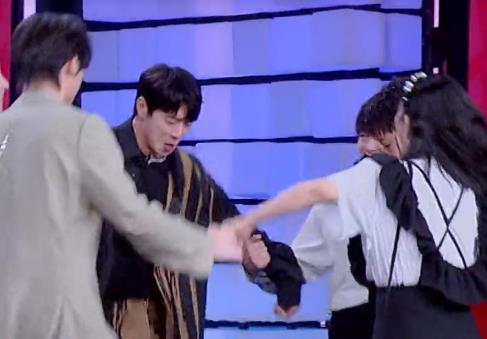 陈飞宇|丁程鑫对宋妍霏绅士手，但遇上她就无所顾忌，粉丝还不怒反笑？