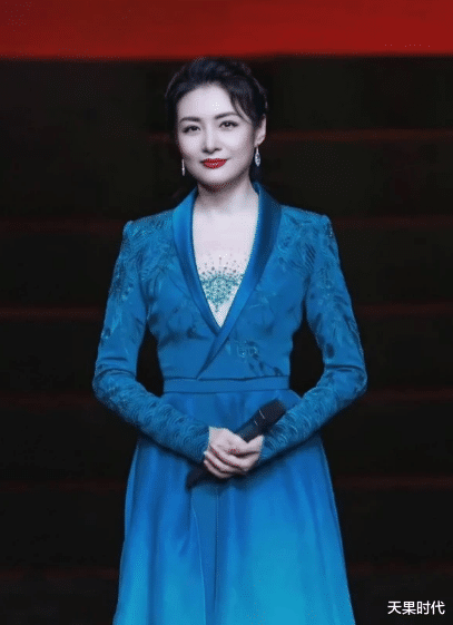 天果时代|“央视”眼光真不赖，53岁周涛展逆龄美，穿渐变西装裙端庄又大气