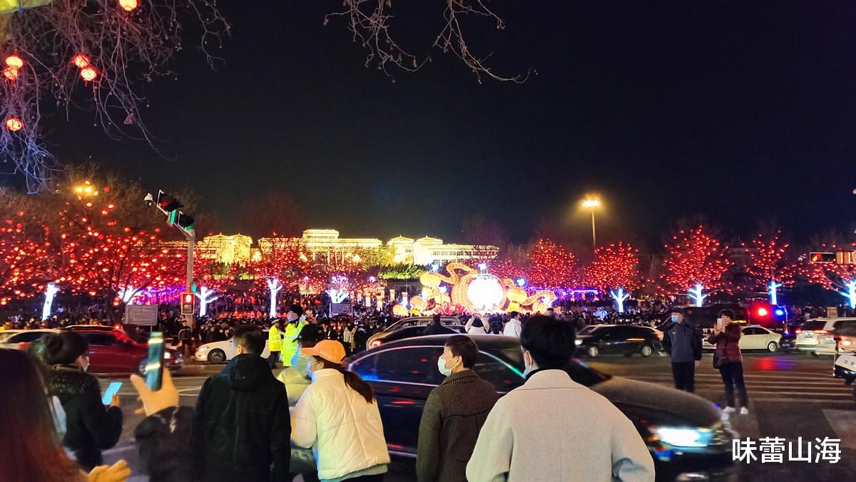 味蕾山海 去威海人民广场看花灯,七彩霓虹人山人海,热闹喜庆的感觉真好!